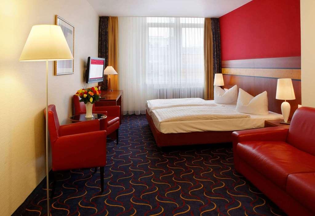 H+ Hotel BRE Room photo