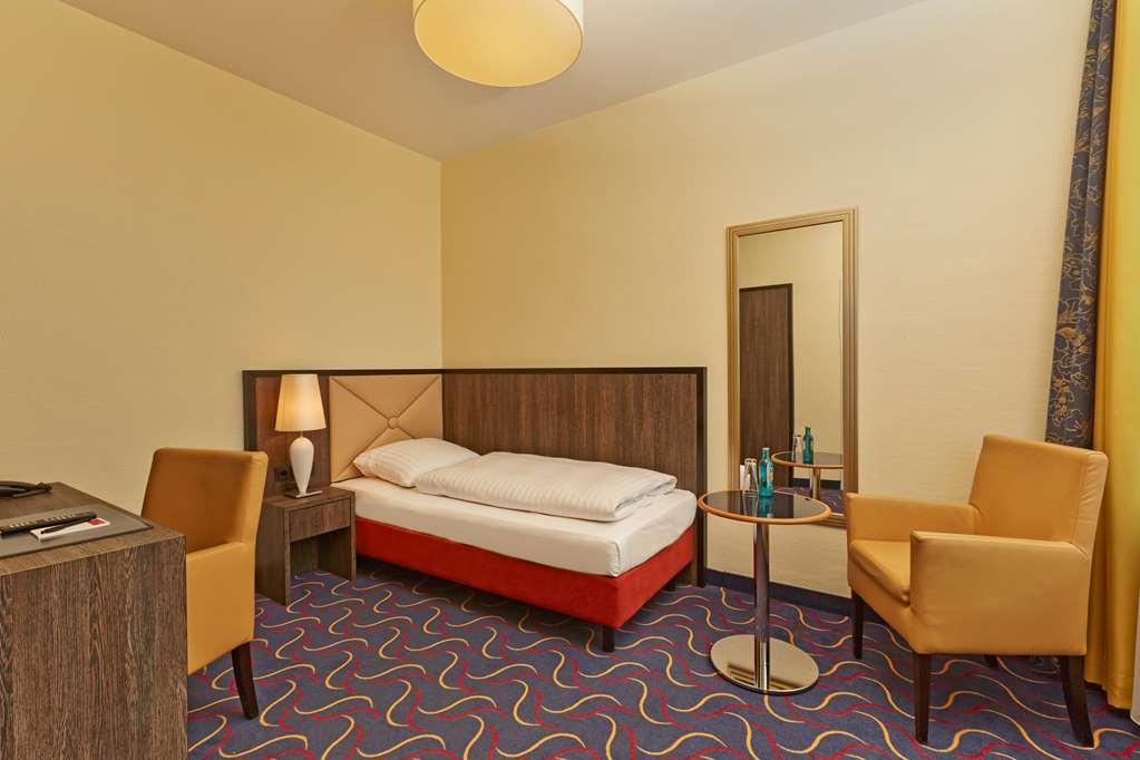 H+ Hotel BRE Room photo