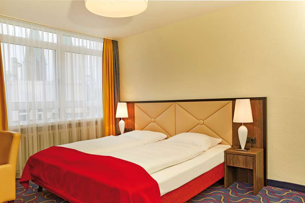 H+ Hotel BRE Room photo