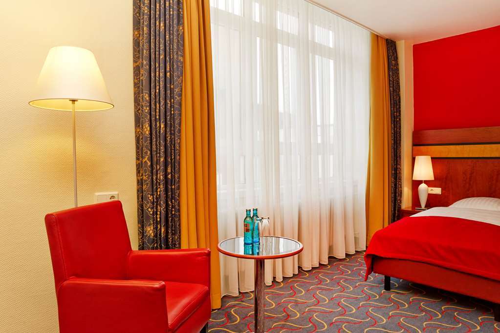 H+ Hotel BRE Room photo