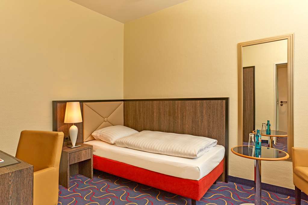 H+ Hotel BRE Room photo