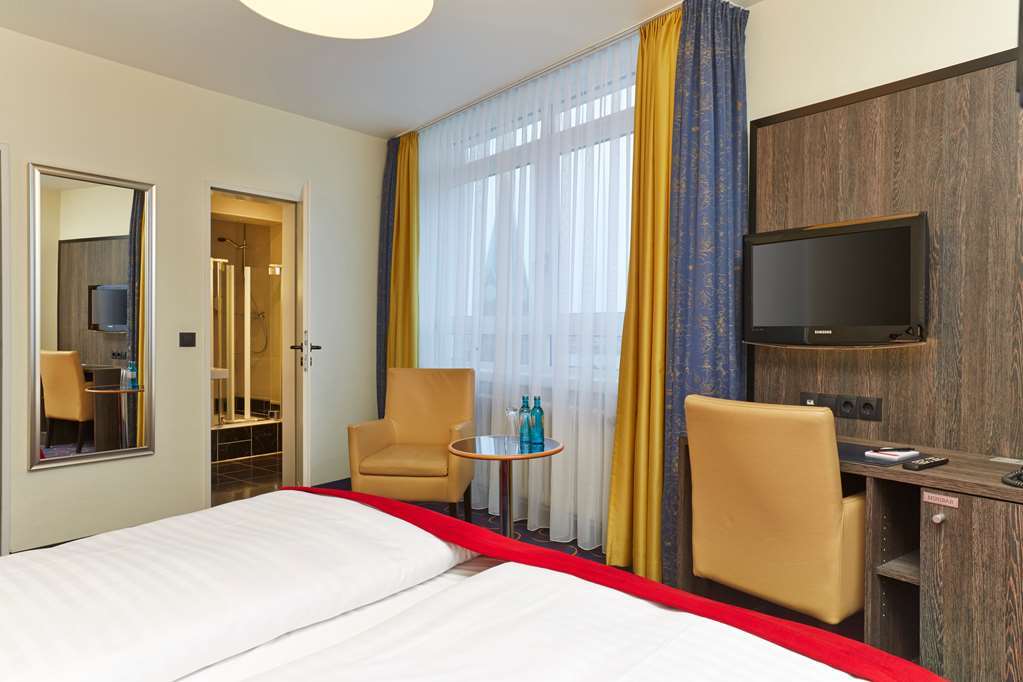 H+ Hotel BRE Room photo